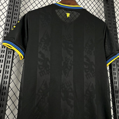 Tercera equipación del Manchester United 2025/26