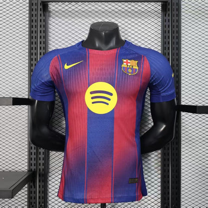 Jugador con la camiseta local del Barcelona (temporada 25/26)