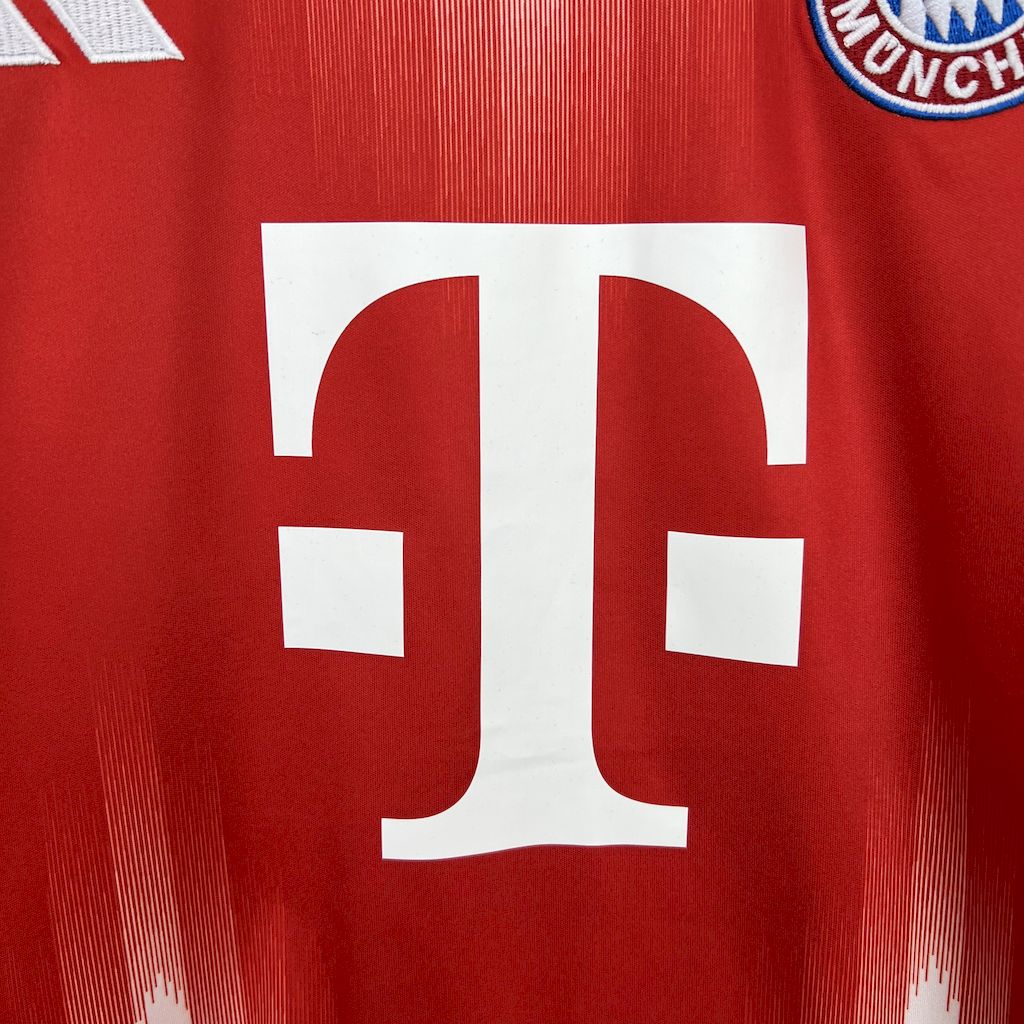 Camiseta local del Bayern de Múnich 2025/26