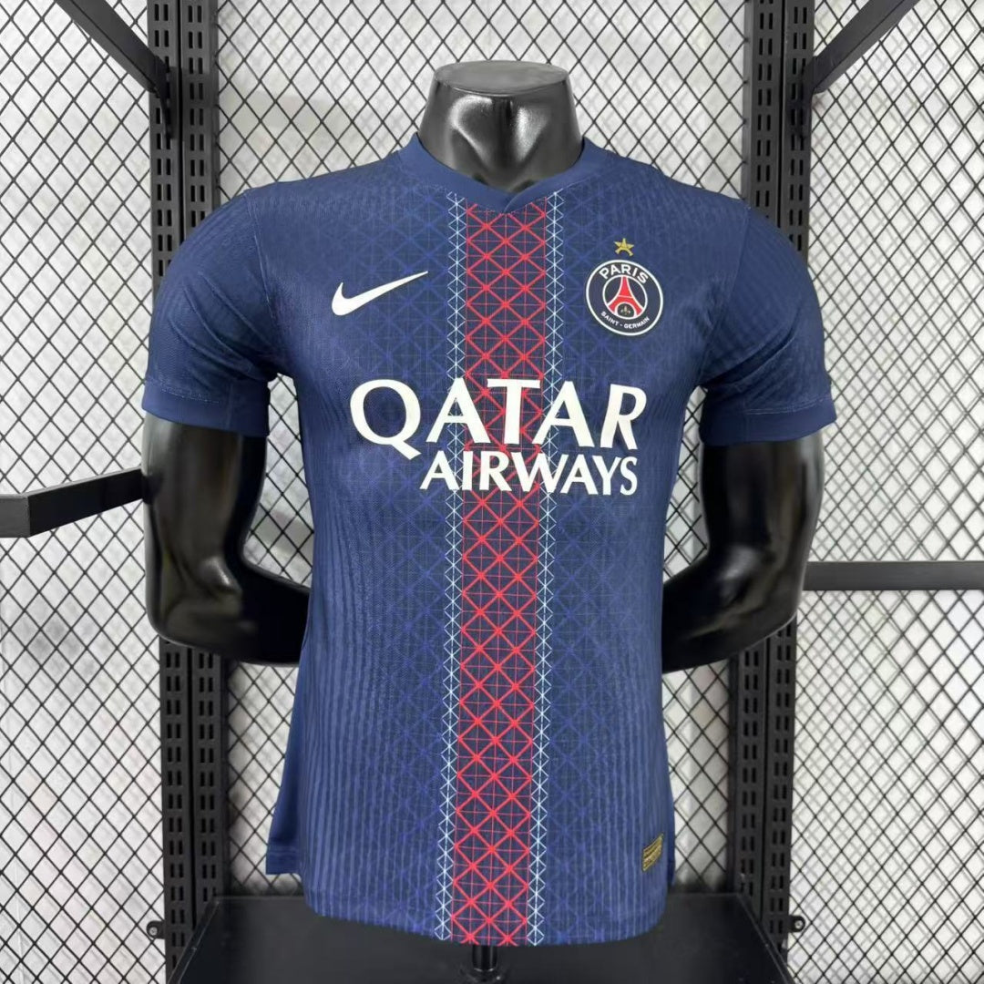 Jugador con camiseta local del PSG temporada 25/26