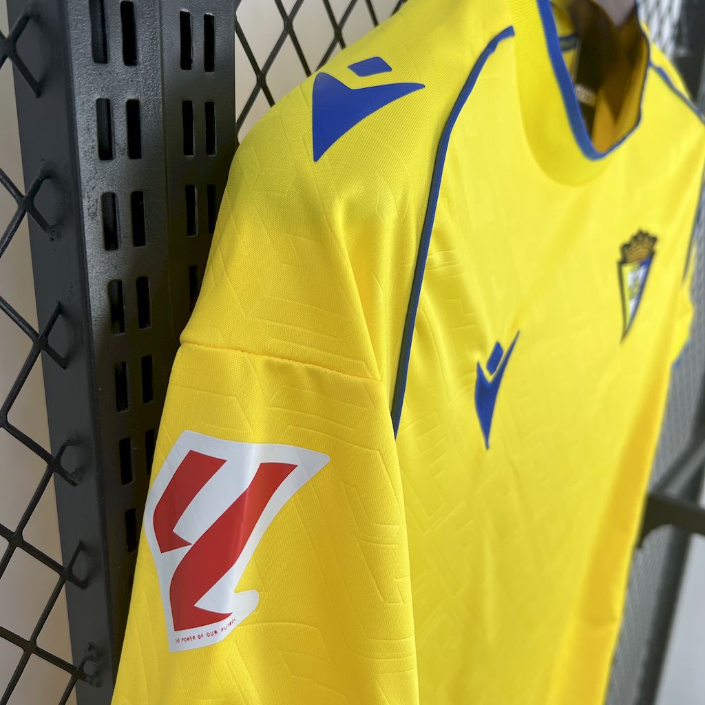 Camiseta local del Cádiz 2025/26